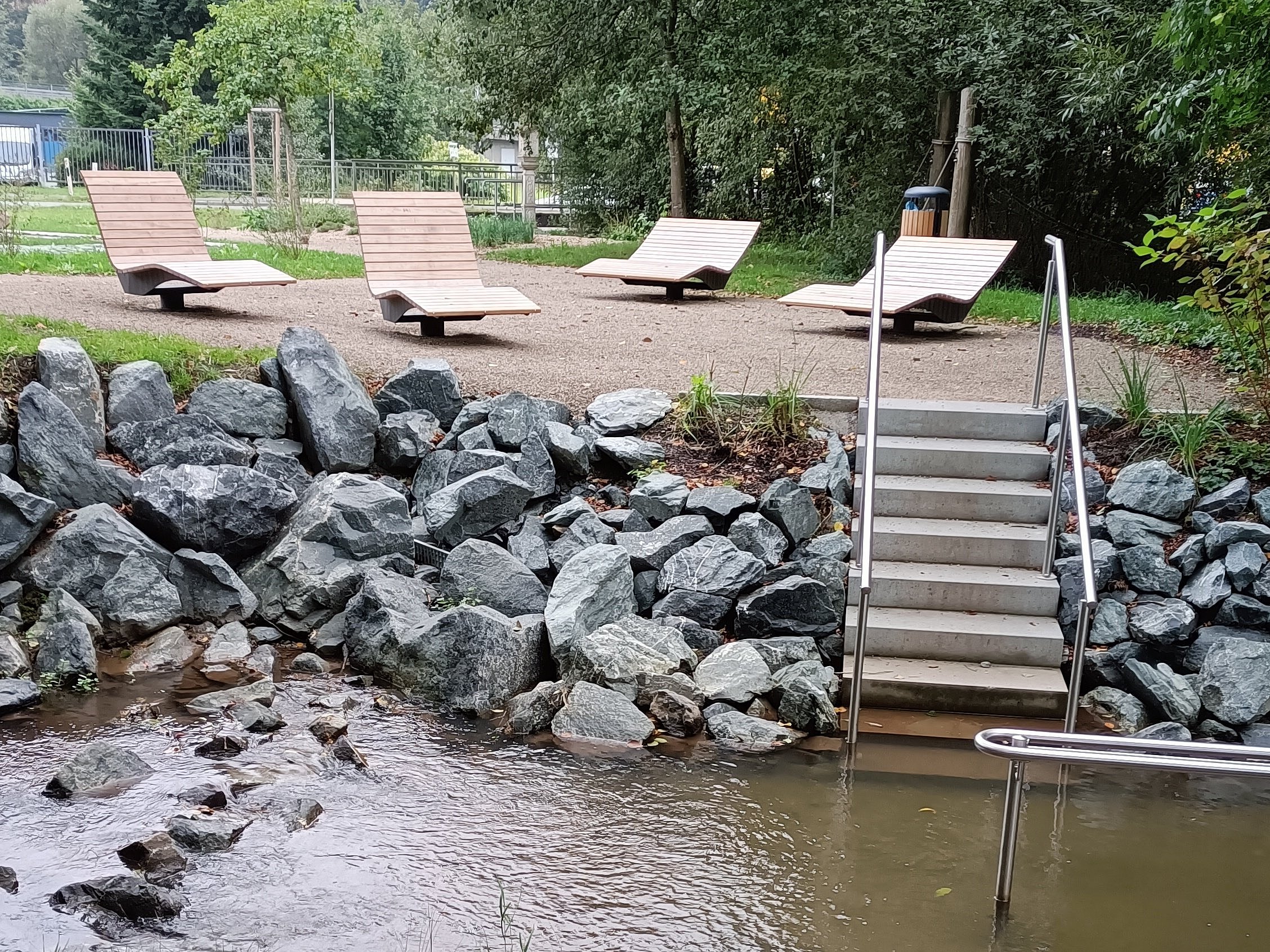 Kneipp-Becken mit Treppe hinauf zu den Liegemöglichkeiten