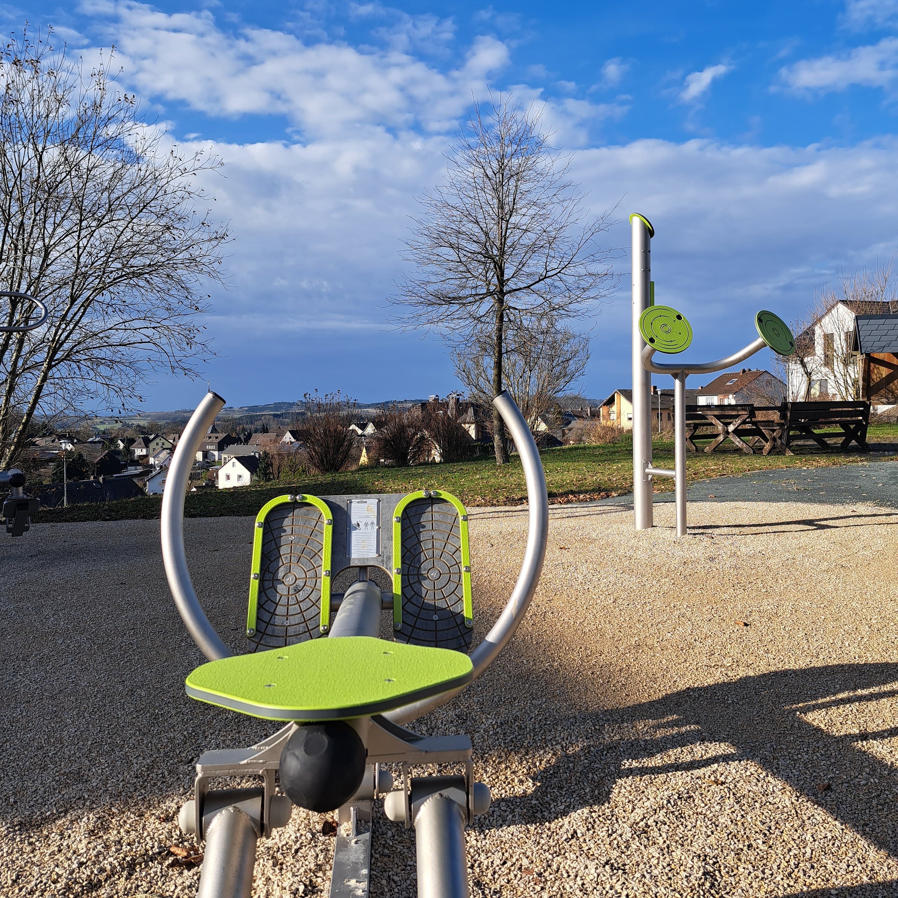 Fitnessgeräte am Sonnenhang