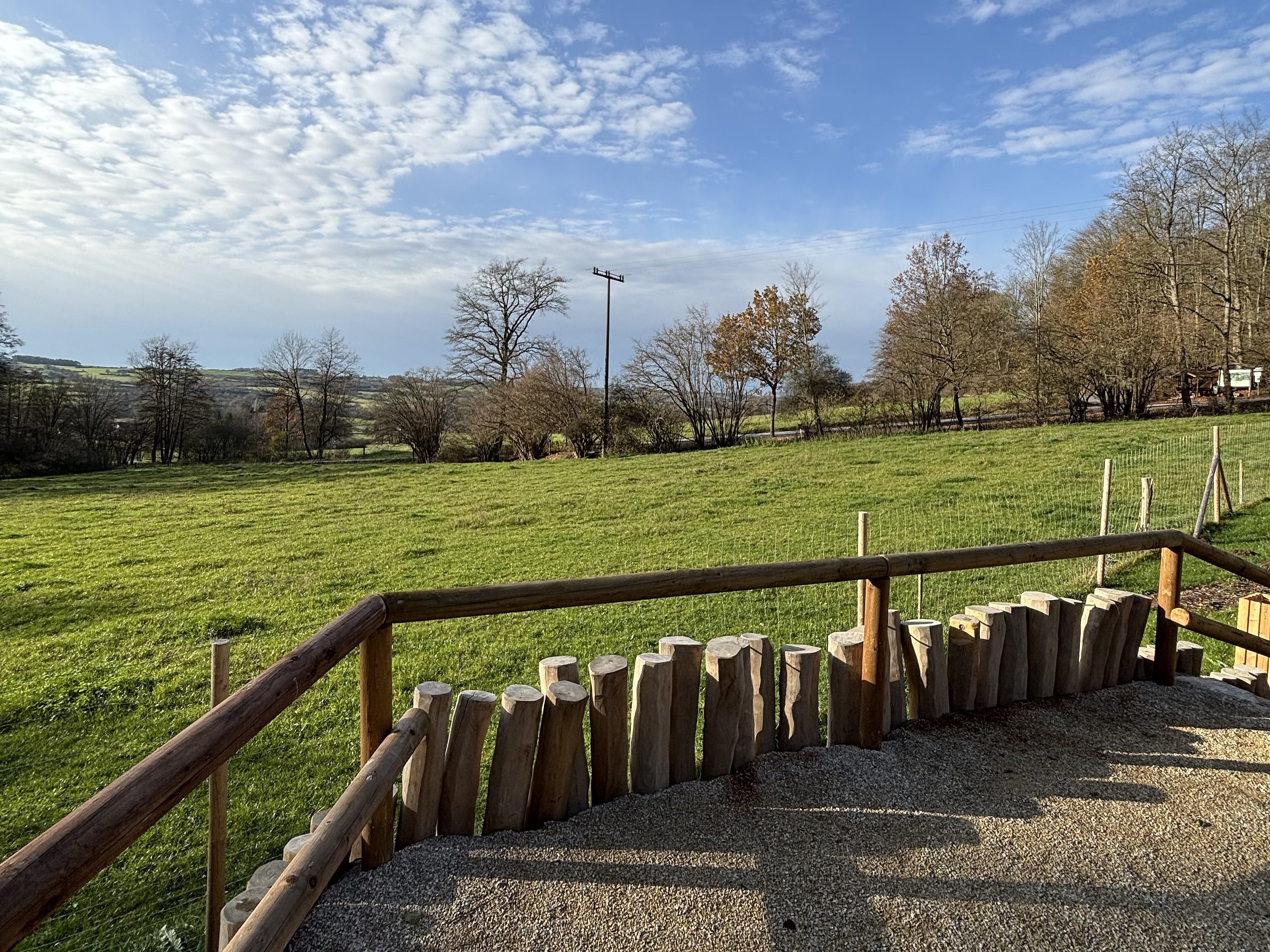Aussichtsplattform mit Blick auf die benachbarte Kuhweide