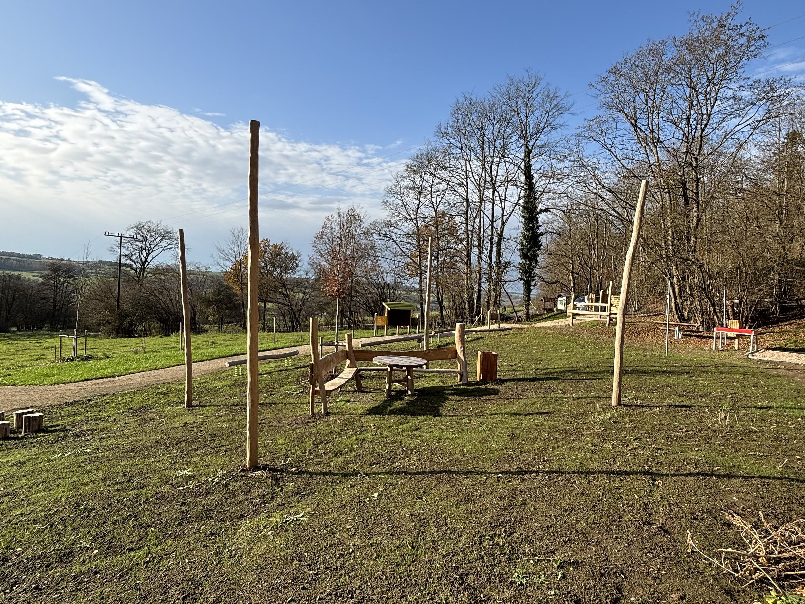 Sitzmöglichkeiten neben den Spielgeräten