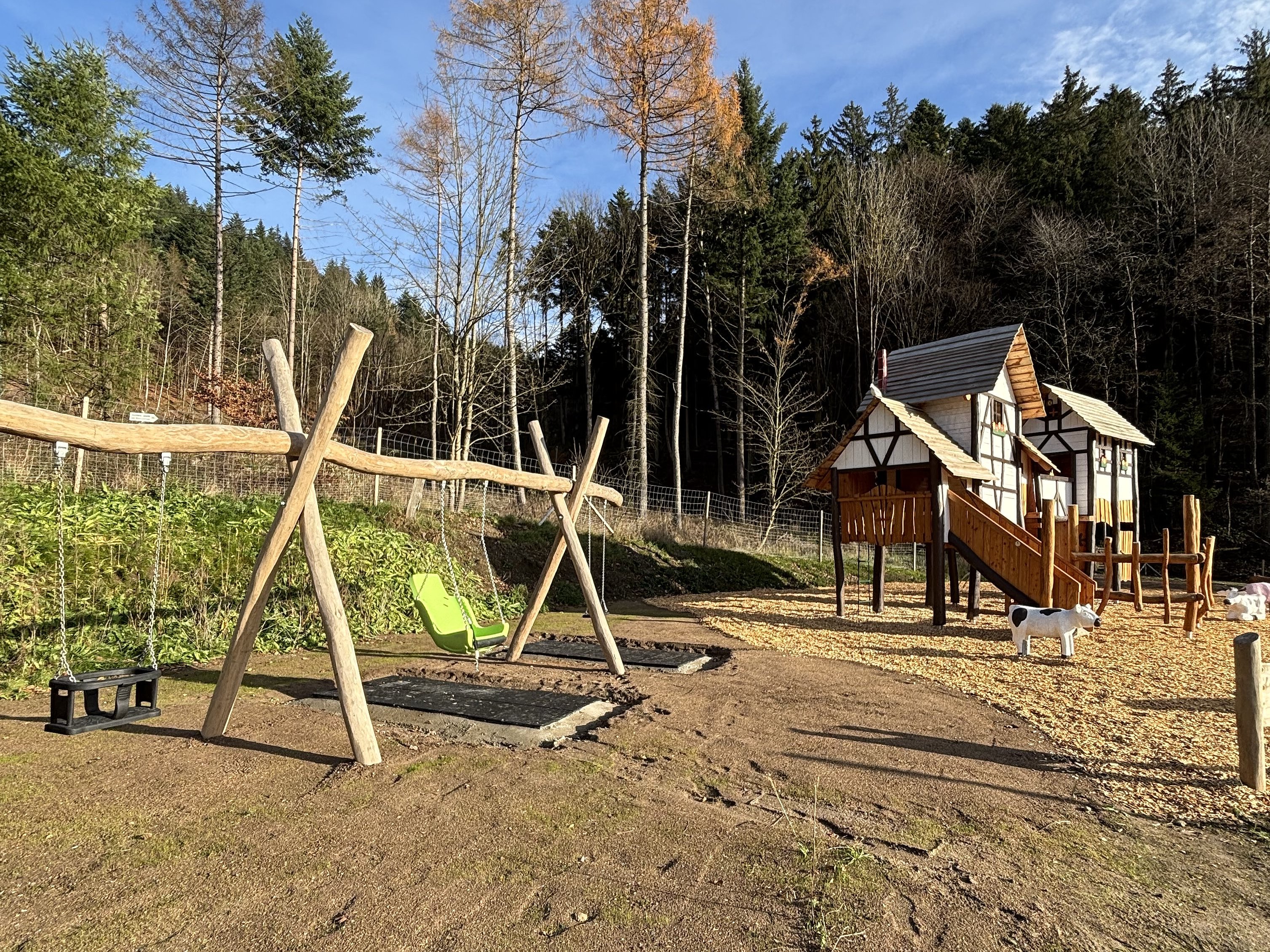 verschiedene Schaukeln neben dem Spielhaus
