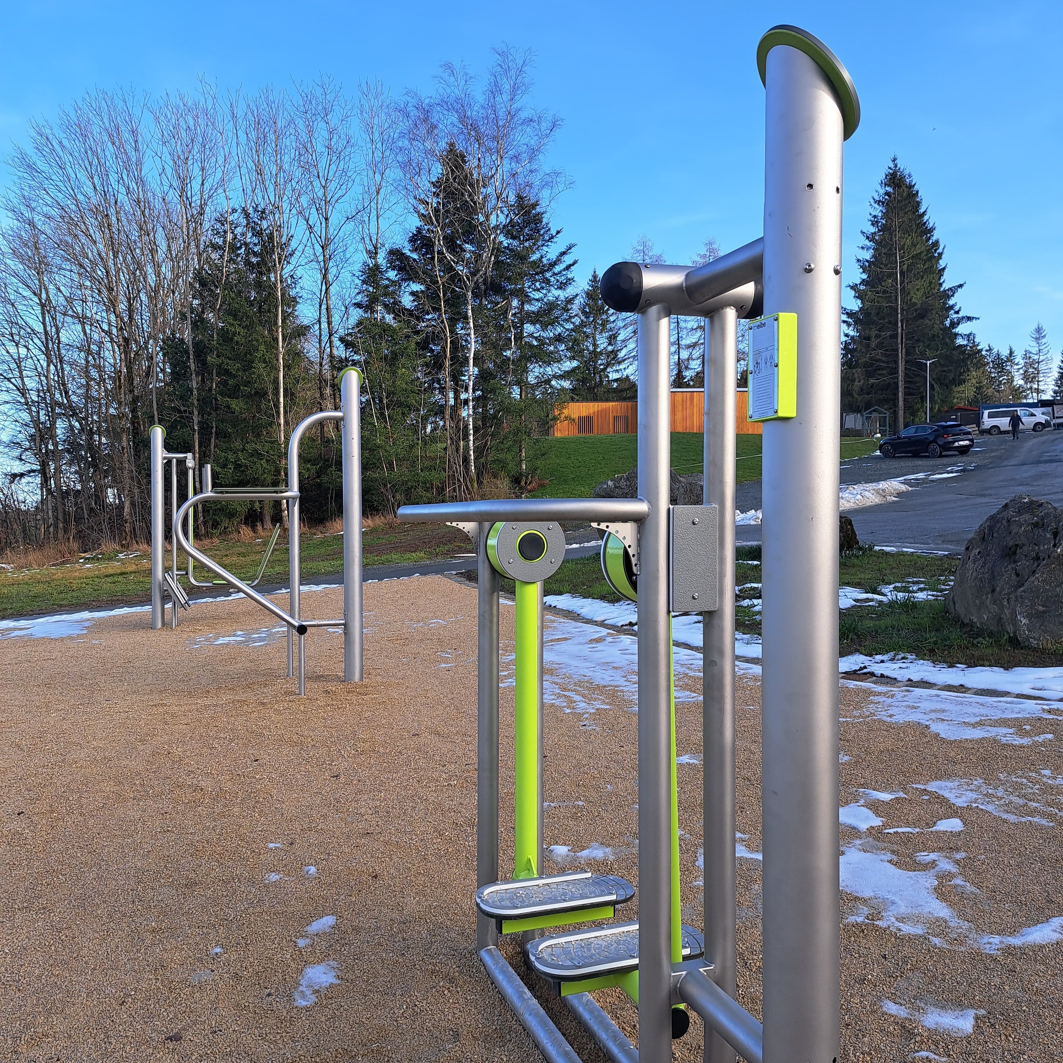 Fitnessgeräte vor dem Bauhofgelände in der Knockstraße