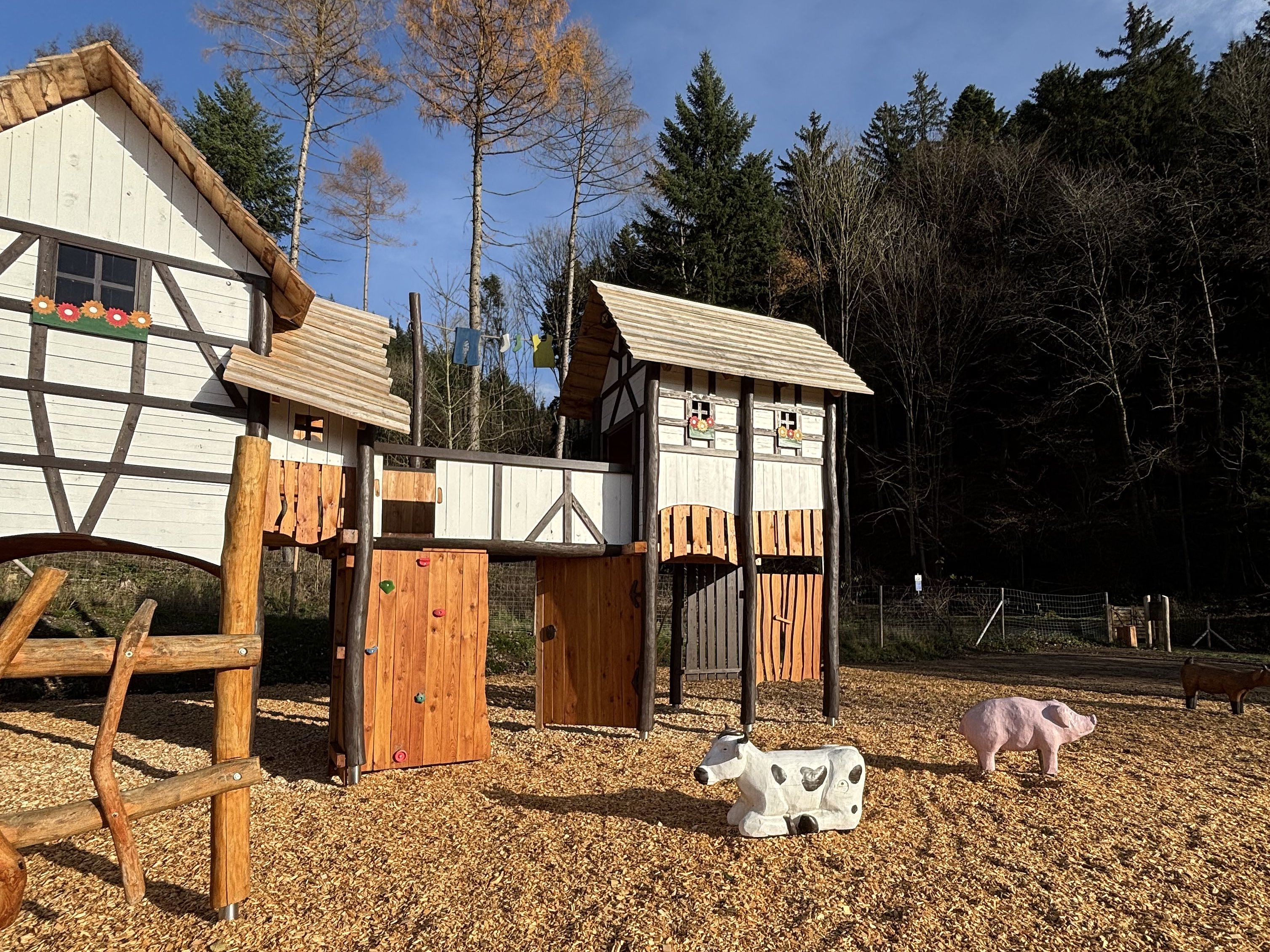 Spielhaus im Landhaus-Stil mit Bauernhof-Schaukeltieren