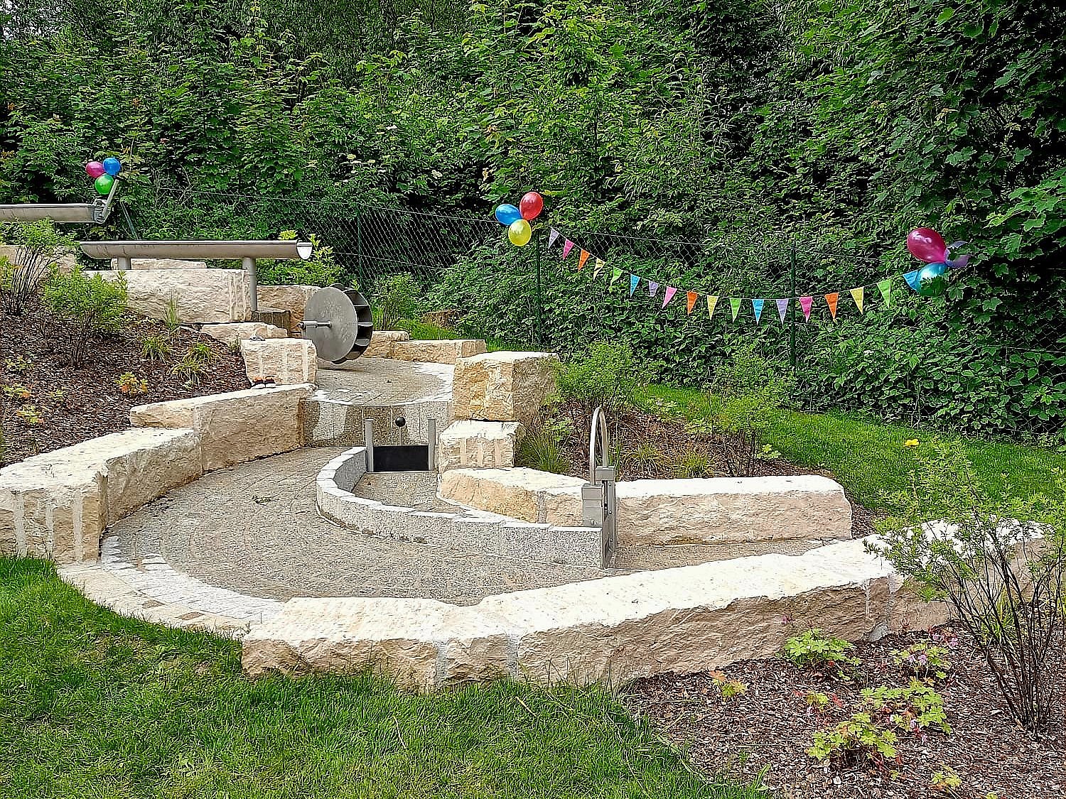 Wasserspielplatz Wasserspielplatz geschmückt für Eröffnungsfeier