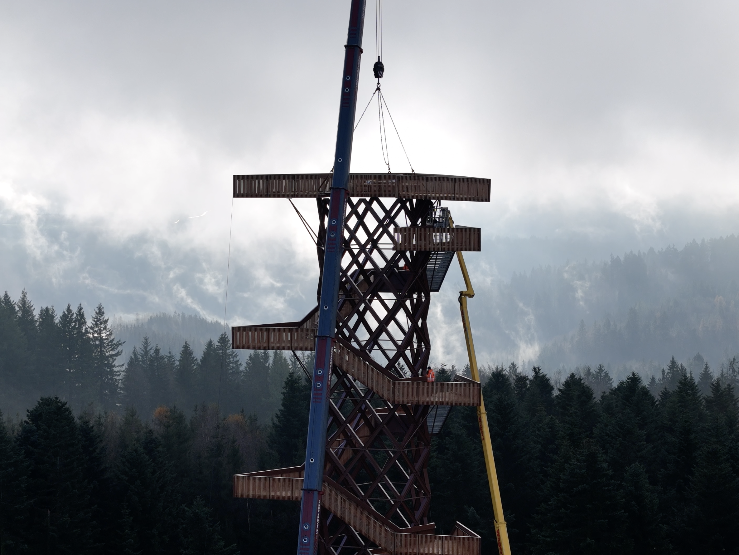 Aufsetzen der letzten großen Aussichtsplattform auf den Turm