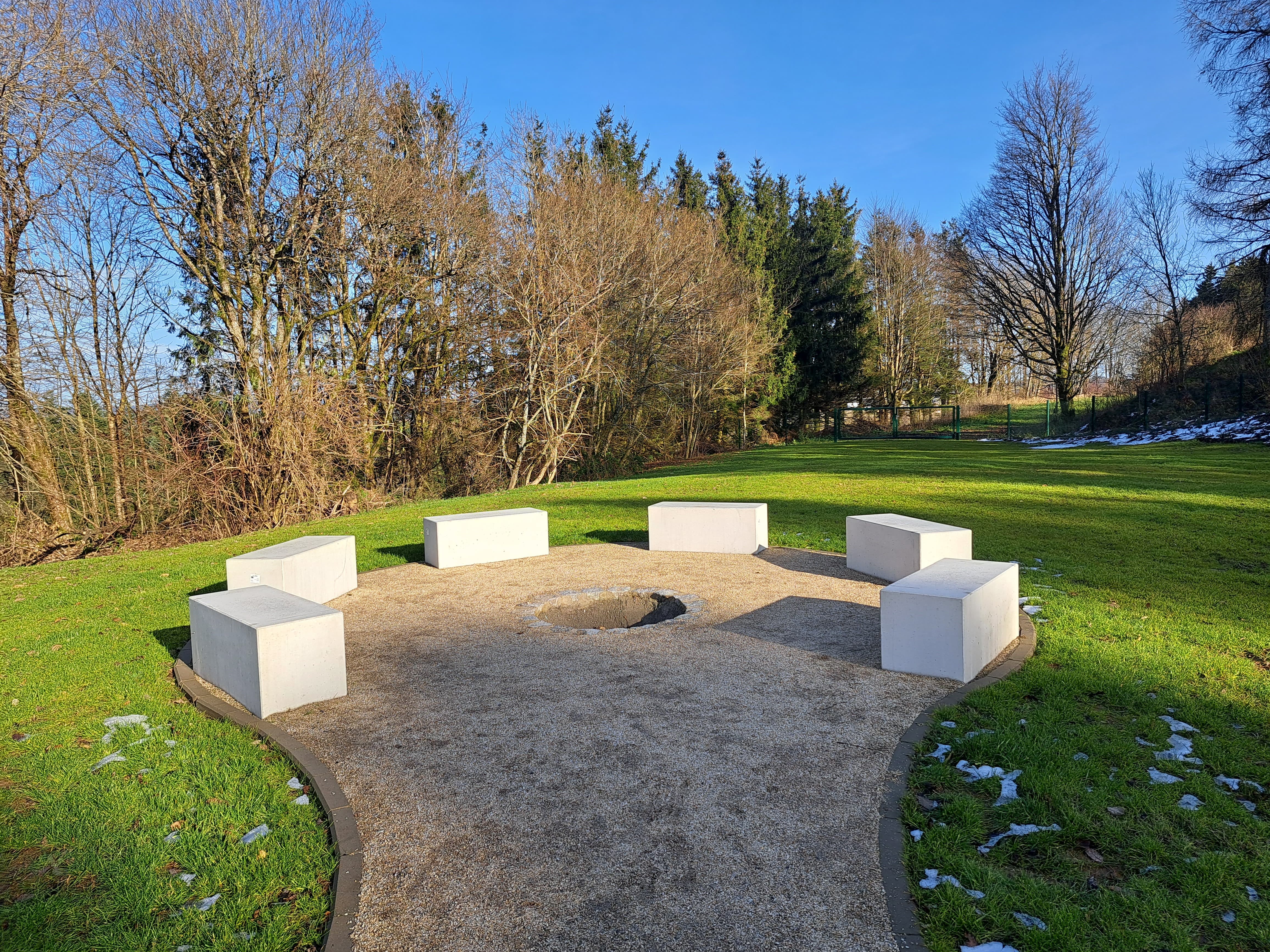 Grillplatz hinter dem Infozentrum mit Sitzsteinen
