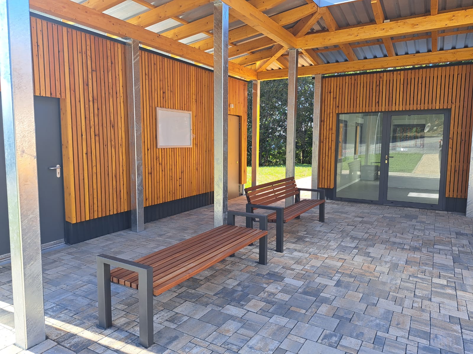 Sitzmöglichkeiten im linken Eingangsbereich
