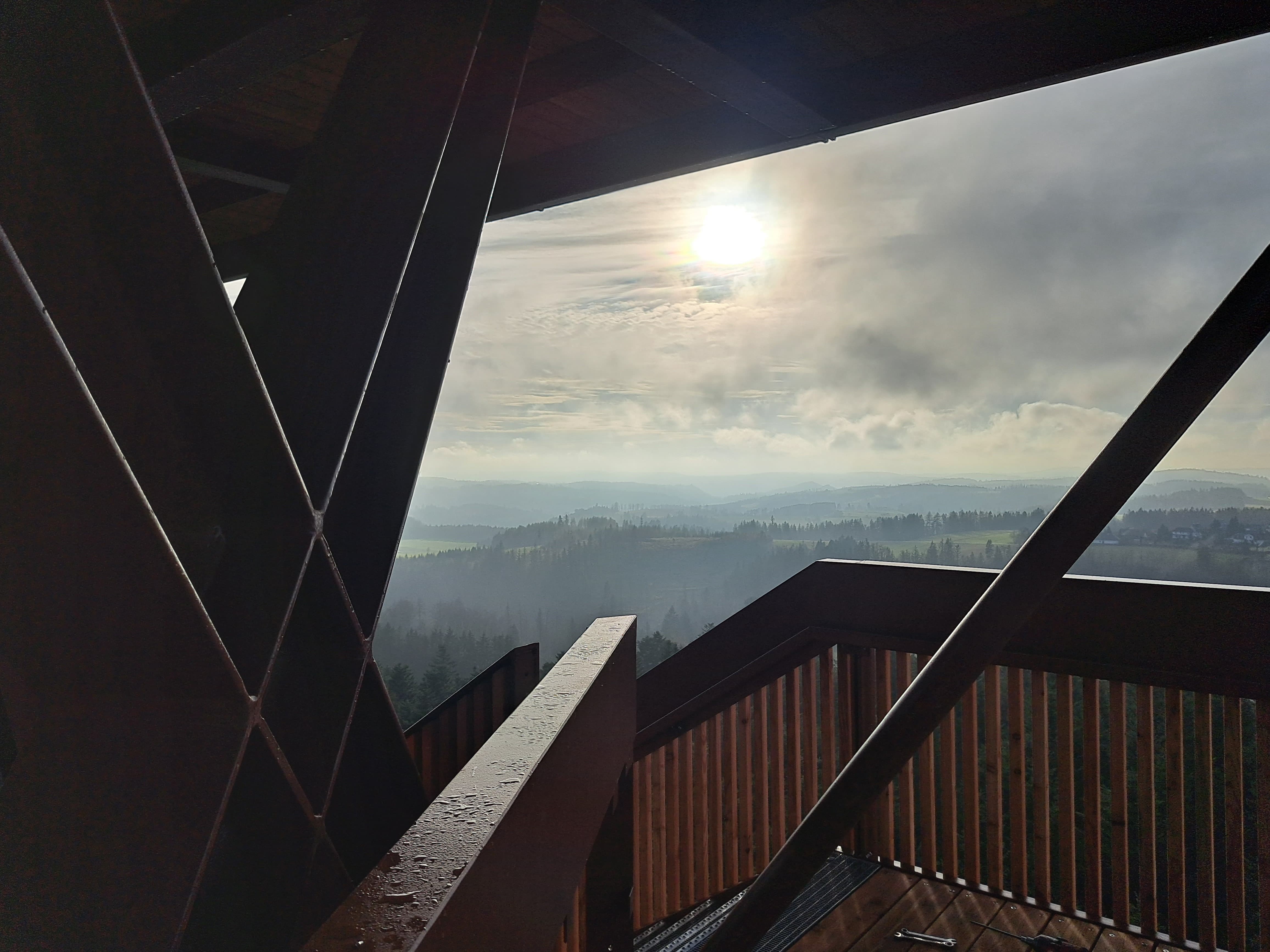 Blick von einer Aussichtsplattform in die Ferne