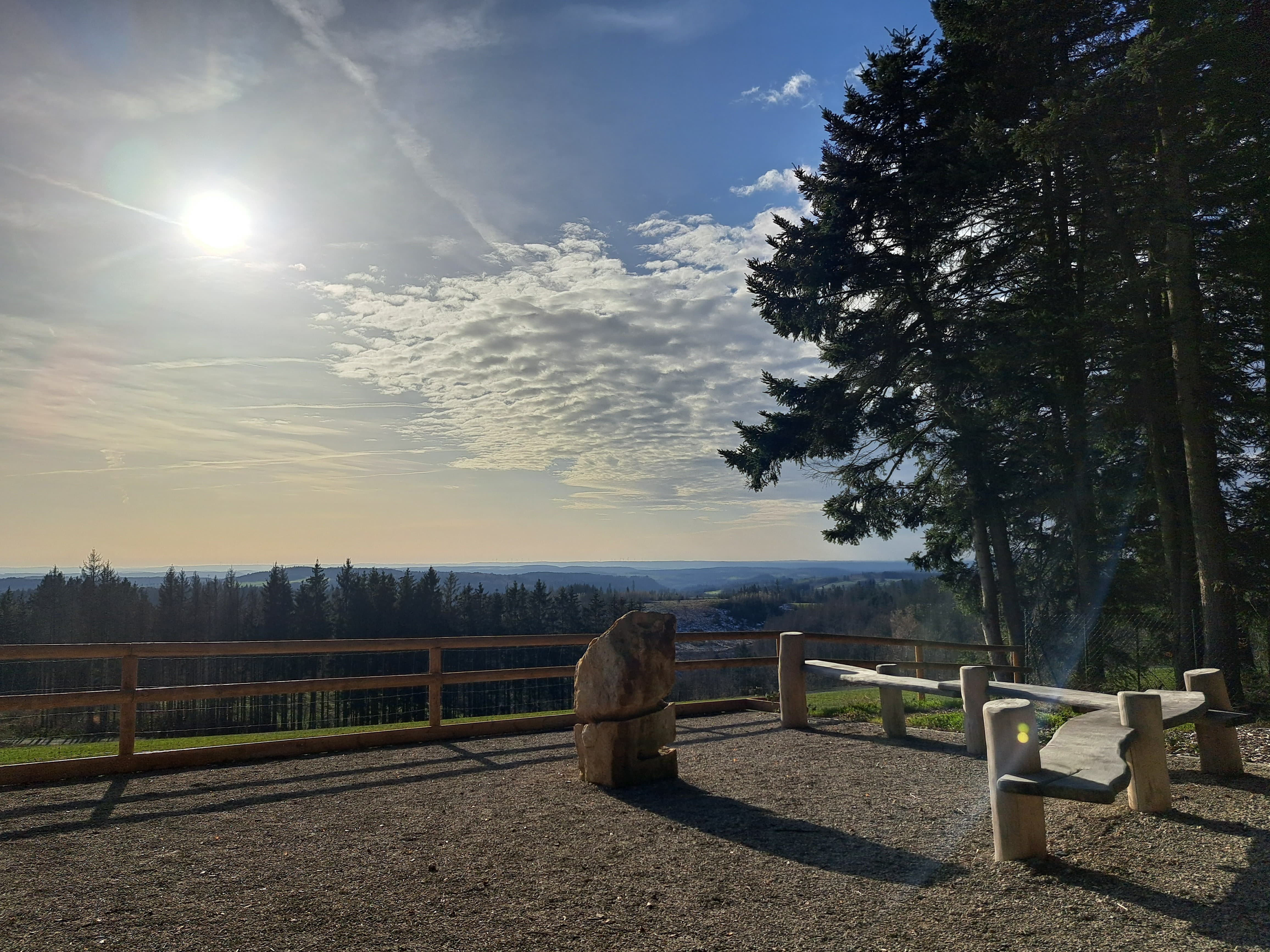 Aussichtsplattform am Ende des Pfades mit Sitzbänken und Murmelspielen