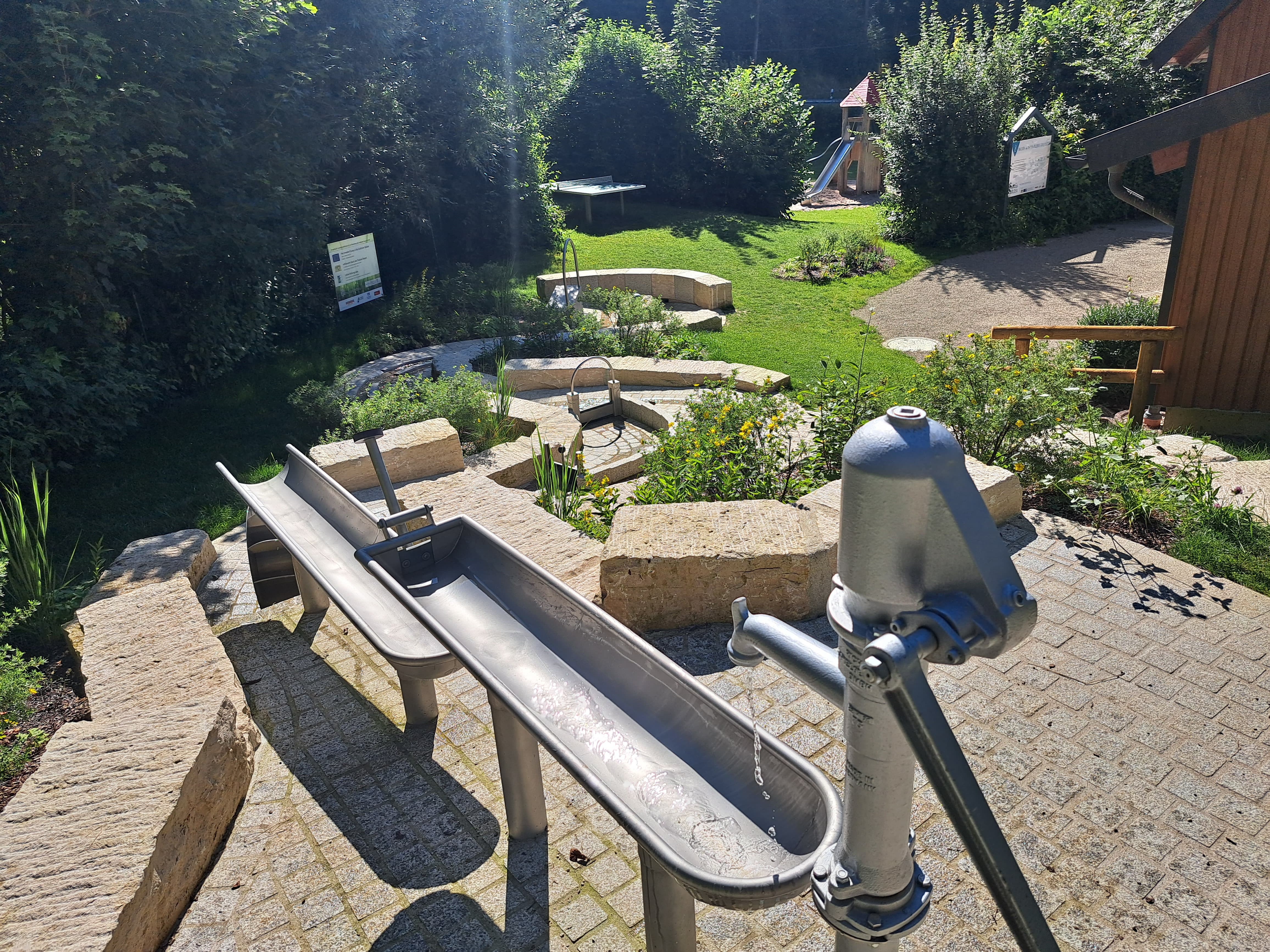 Blick von oben auf den Wasserspielplatz